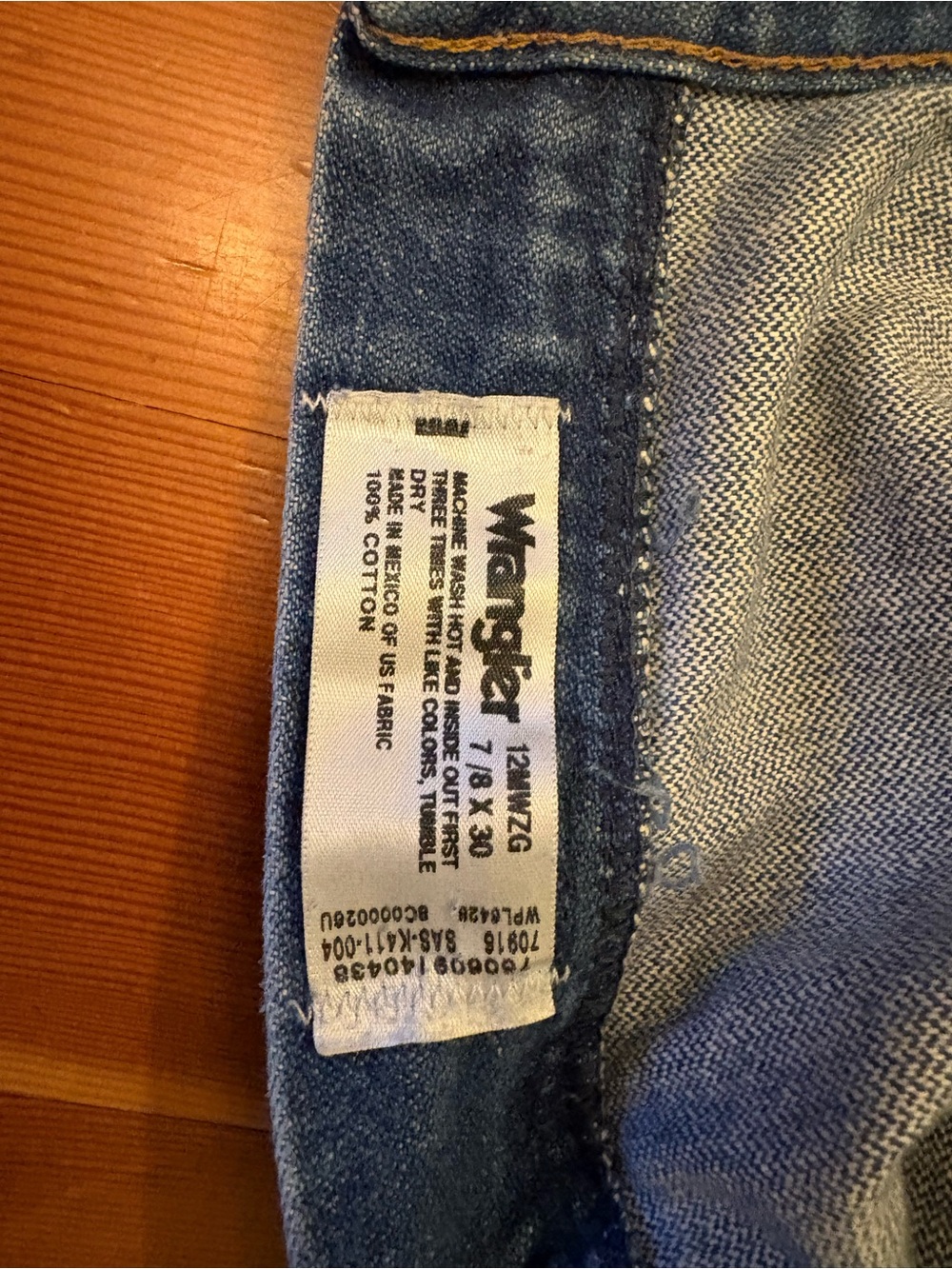 Wrangler Relaxed Fit Denim Jeans in Blue with Contrast stitching
